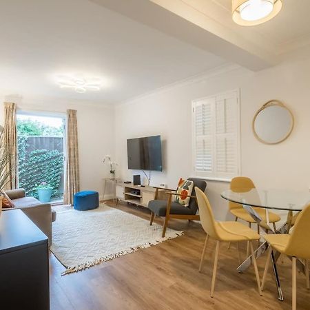 Lovely 1 Bed Apartment With Free Parking & Garden CBG エクステリア 写真
