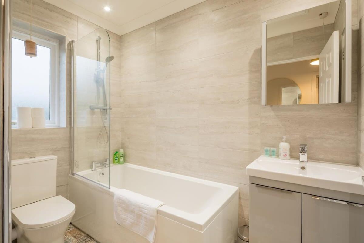 Lovely 1 Bed Apartment With Free Parking & Garden CBG エクステリア 写真