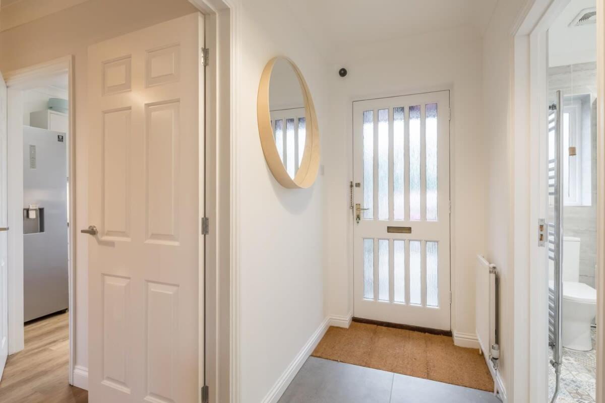 Lovely 1 Bed Apartment With Free Parking & Garden CBG エクステリア 写真