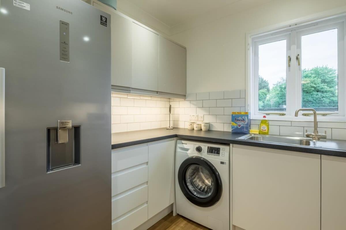 Lovely 1 Bed Apartment With Free Parking & Garden CBG エクステリア 写真