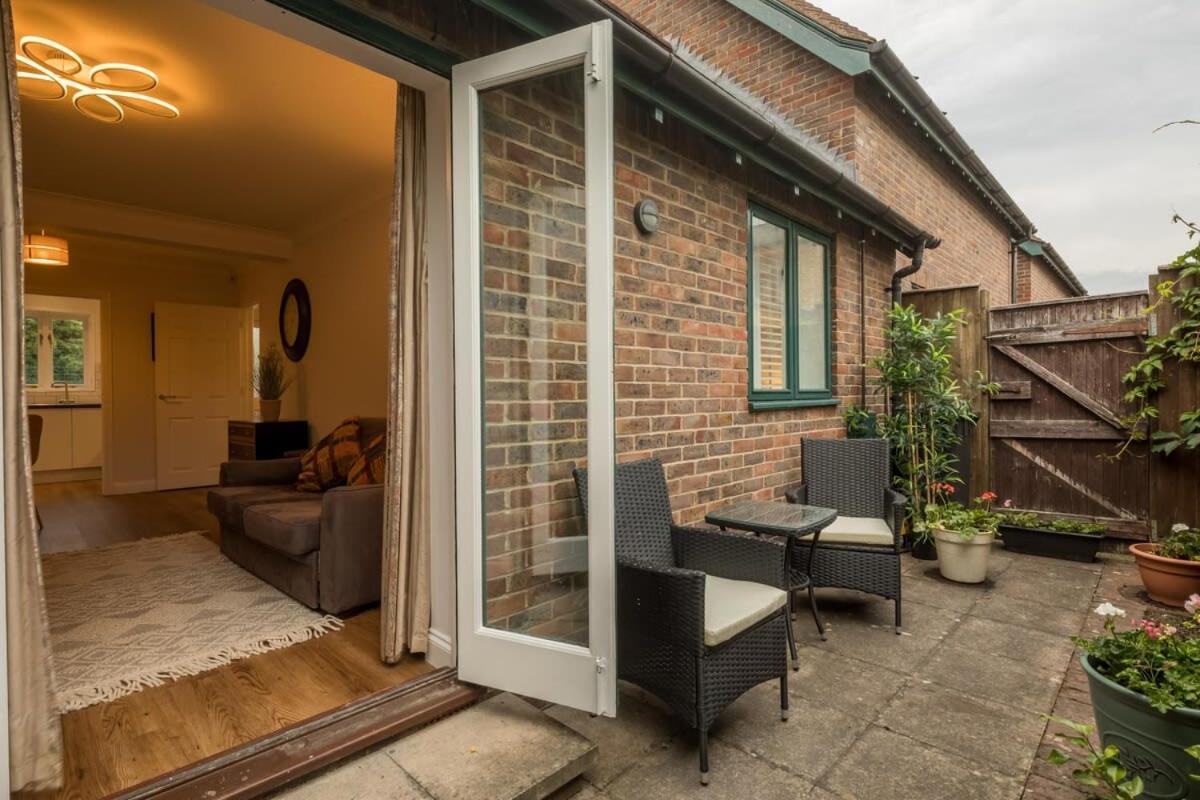 Lovely 1 Bed Apartment With Free Parking & Garden CBG エクステリア 写真