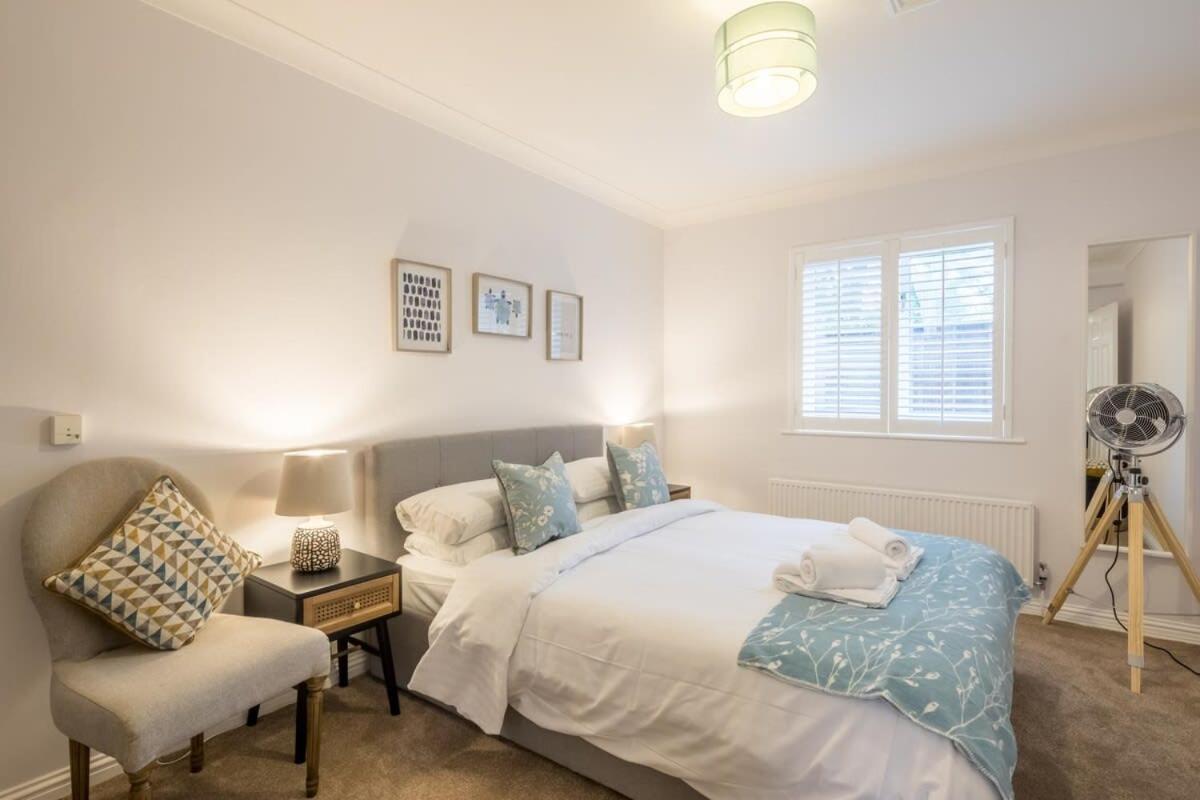 Lovely 1 Bed Apartment With Free Parking & Garden CBG エクステリア 写真