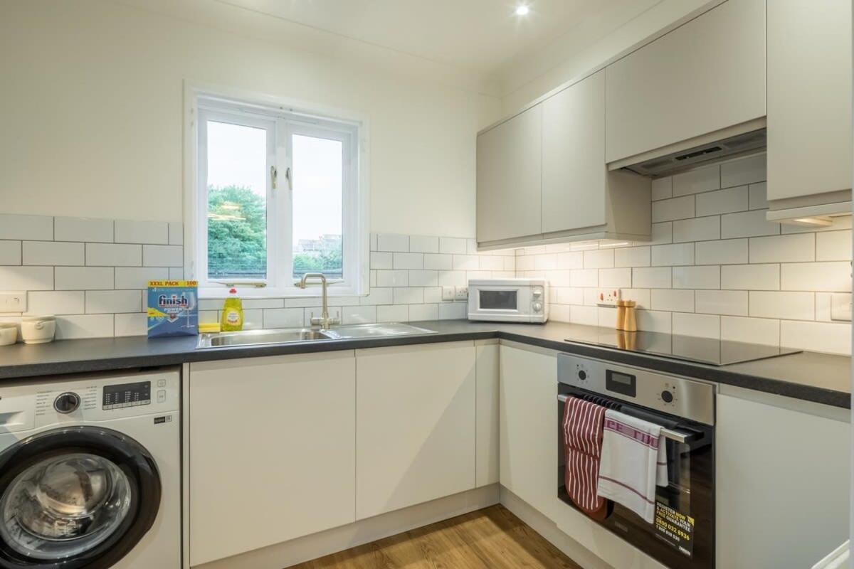 Lovely 1 Bed Apartment With Free Parking & Garden CBG エクステリア 写真
