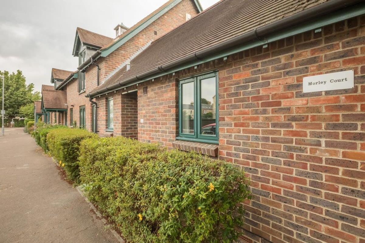 Lovely 1 Bed Apartment With Free Parking & Garden CBG エクステリア 写真